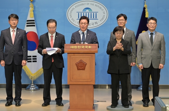 경남도지사, 우주항공청 특별법 통과 촉구 국회 1인 시위 및 기자회견 가져