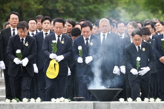 박 지사, 노무현 대통령 서거 16주기 추도식 참석